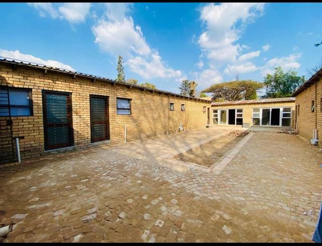 14 BEDROOM HOUSE FOR SALE IN LOMBARDY EAST